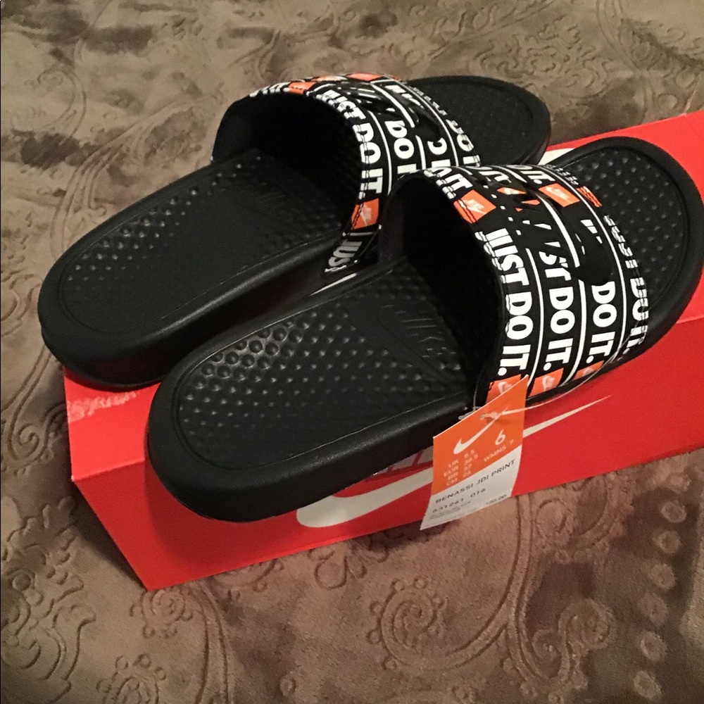 NIKE women’s sandals
